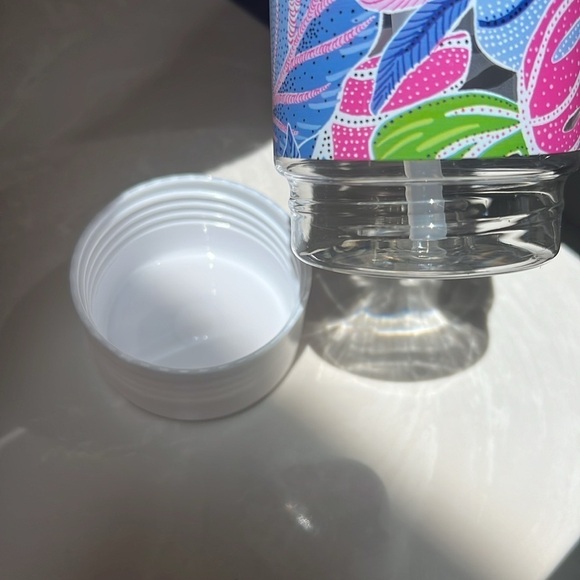Lilly Pulitzer Blue Grotto GWP Water Bottle 24 Fl oz. Retractable drink port - Picture 13 of 14